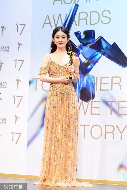 赵丽颖拿奖杯图片,奖杯在手，荣耀加身