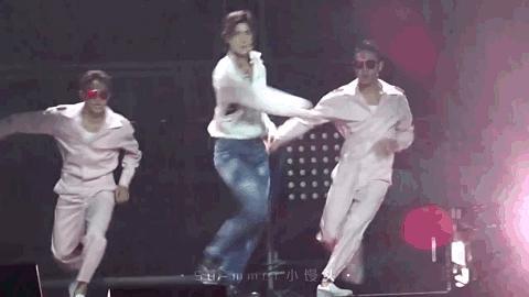 最牛搞笑跳舞视频,笑翻全场!盘点年度最牛搞笑跳舞神作