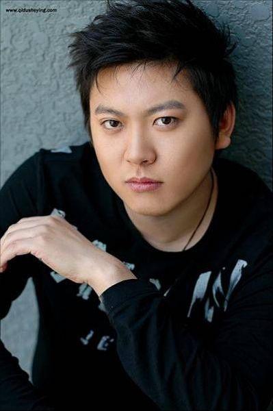 演员王饶资料,影视界多面手，演绎人生百态